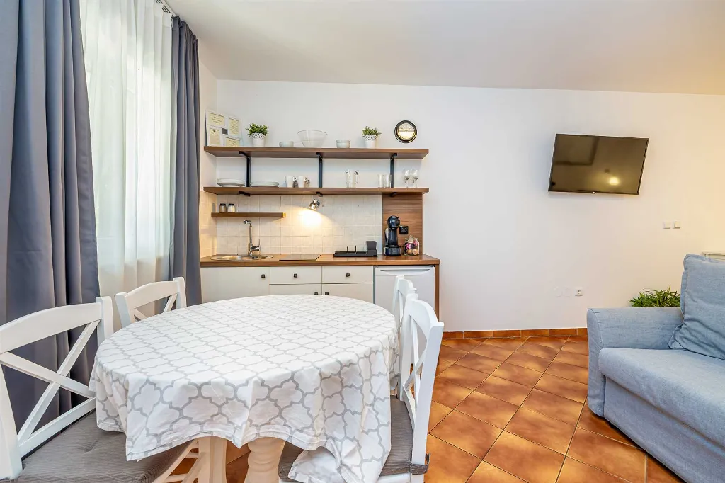 Studio Apartment with Heated Pool in Linardići