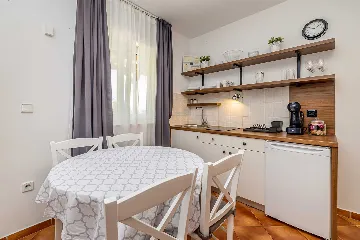 Studio Apartment with Heated Pool in Linardići