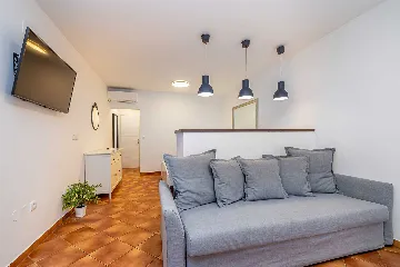 Studio Apartment with Heated Pool in Linardići