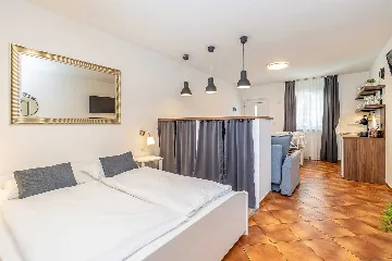 Studio Apartment with Heated Pool in Linardići