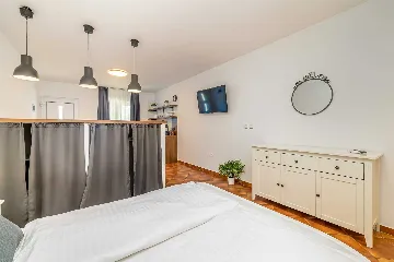 Studio Apartment with Heated Pool in Linardići