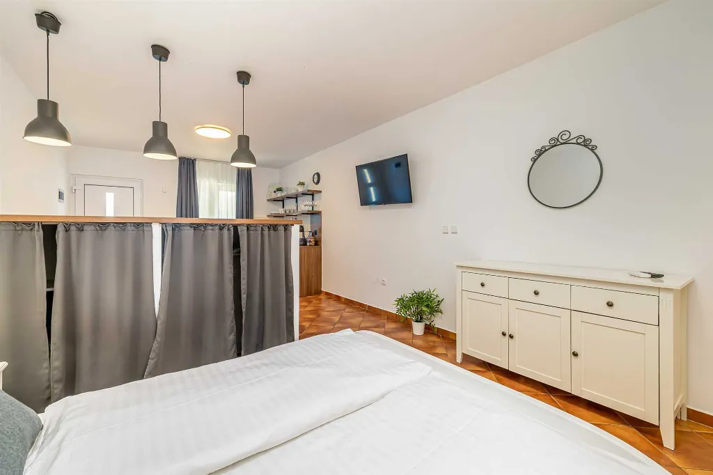 Studio Apartment with Heated Pool in Linardići