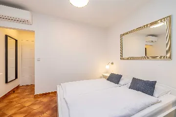 Studio Apartment with Heated Pool in Linardići