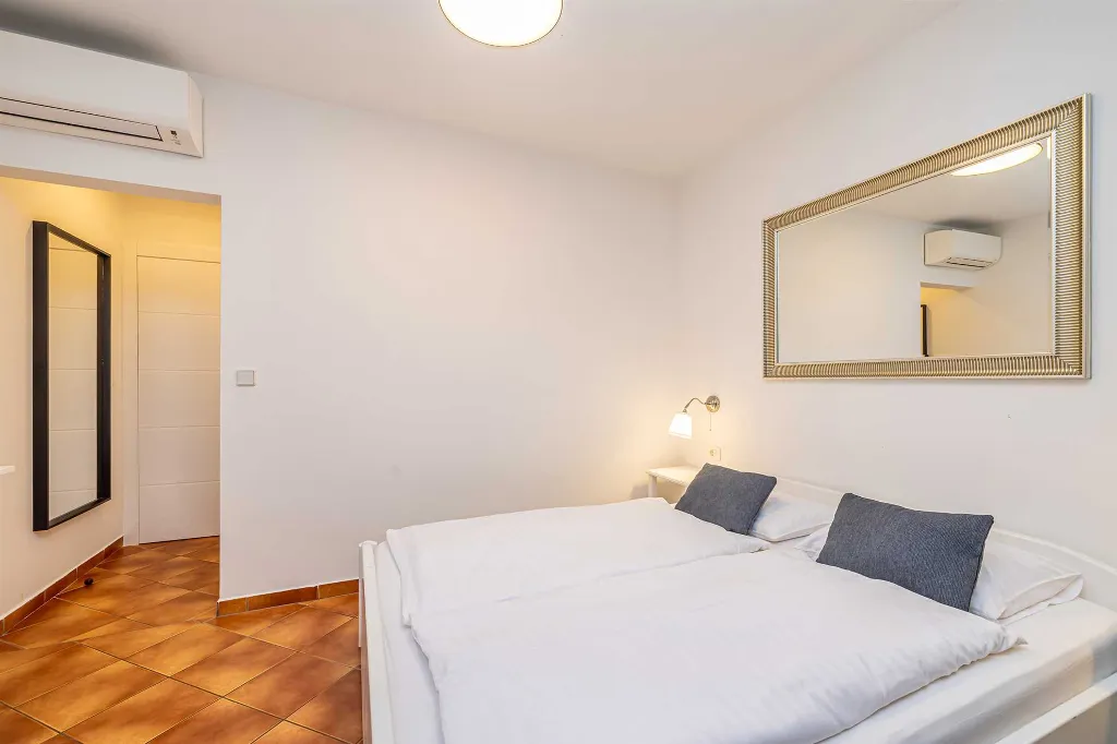 Studio Apartment with Heated Pool in Linardići