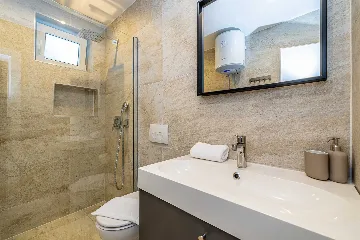 Studio Apartment with Heated Pool in Linardići