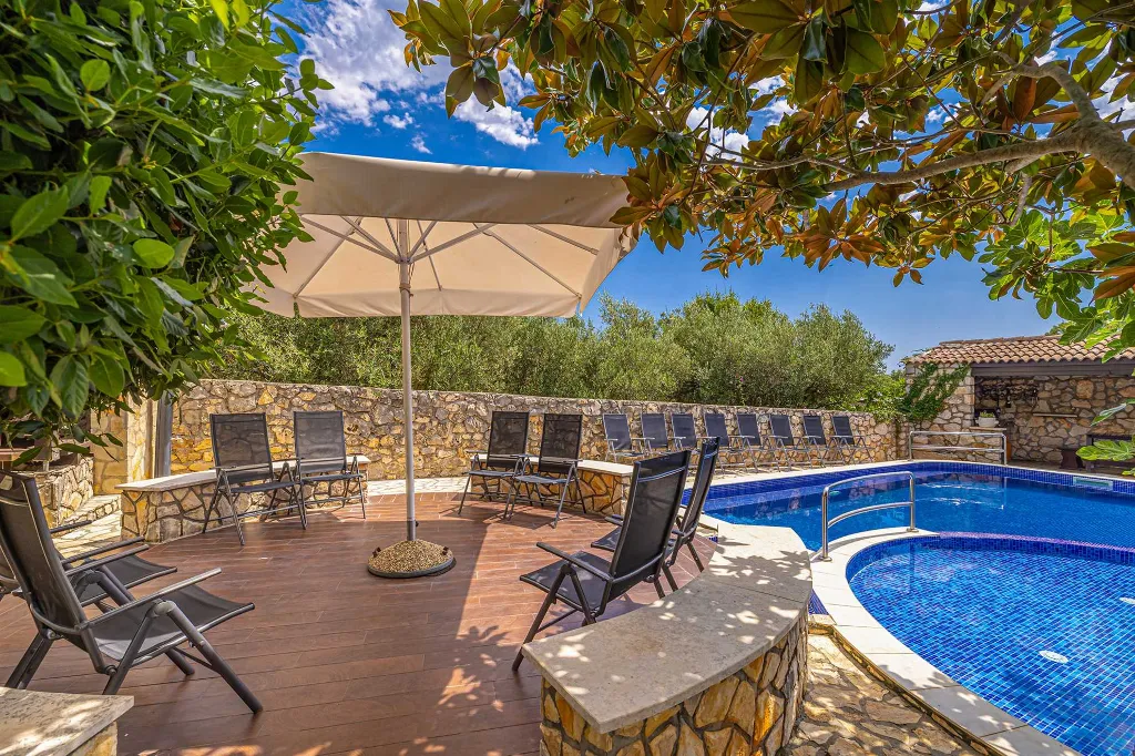 Studio Apartment with Heated Pool in Linardići
