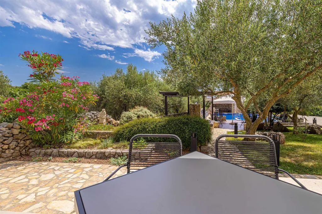 2-Bedroom Apartment with Heated Pool in Linardići