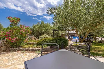 2-Bedroom Apartment with Heated Pool in Linardići