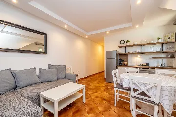 2-Bedroom Apartment with Heated Pool in Linardići