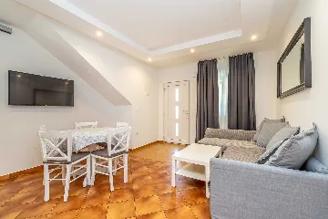2-Bedroom Apartment with Heated Pool in Linardići