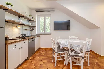 2-Bedroom Apartment with Heated Pool in Linardići