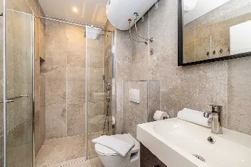 2-Bedroom Apartment with Heated Pool in Linardići