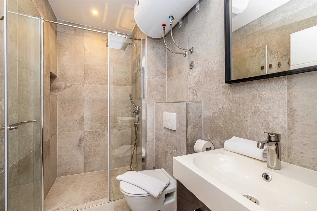 2-Bedroom Apartment with Heated Pool in Linardići