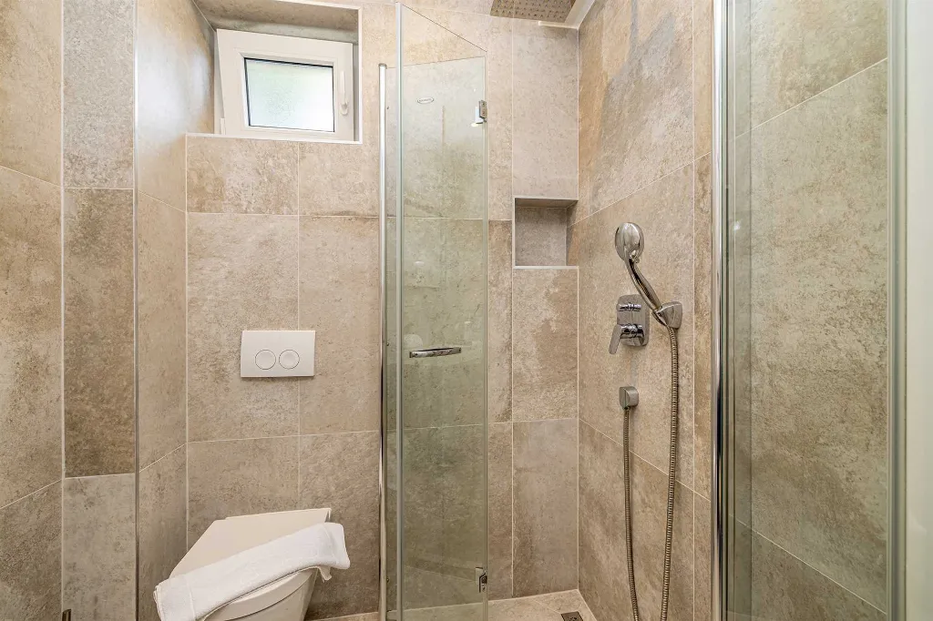 2-Bedroom Apartment with Heated Pool in Linardići