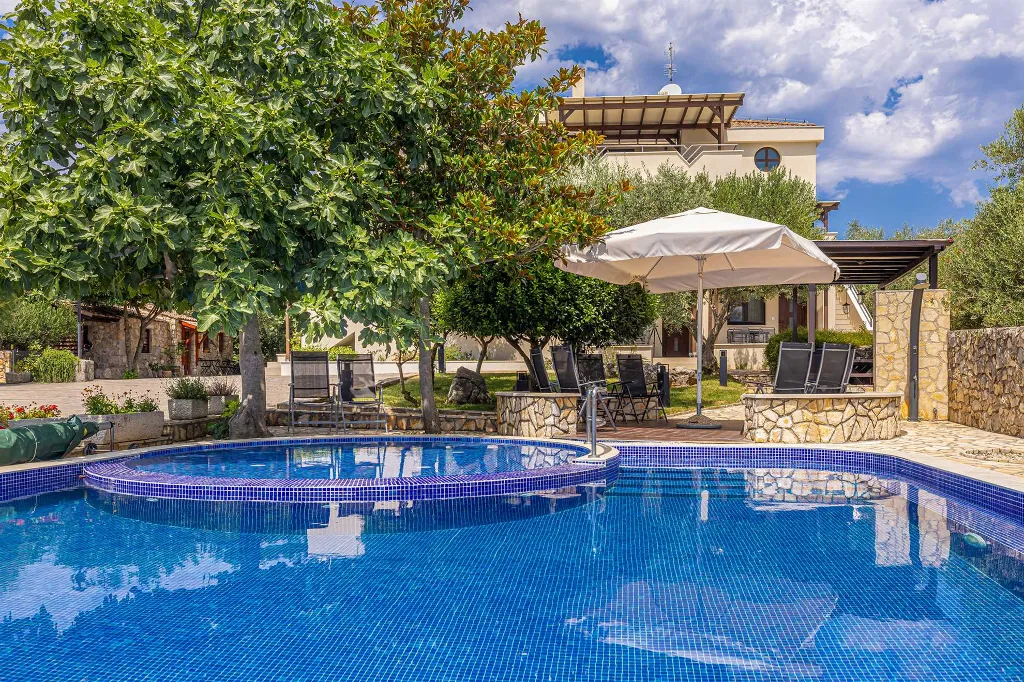 2-Bedroom Apartment with Heated Pool in Linardići