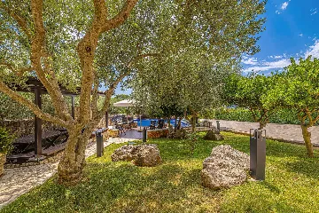 2-Bedroom Apartment with Heated Pool in Linardići