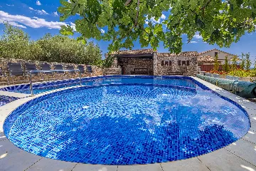 Apartment with Heated Pool in Linardići for 4