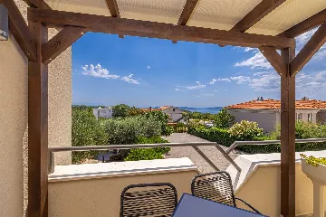 Apartment with Heated Pool in Linardići for 4