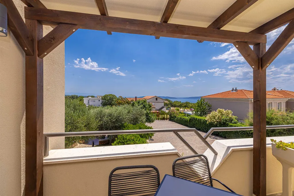 Apartment with Heated Pool in Linardići for 4