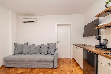 Apartment with Heated Pool in Linardići for 4