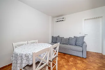 Apartment with Heated Pool in Linardići for 4