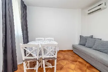 Apartment with Heated Pool in Linardići for 4