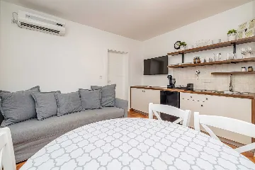 Apartment with Heated Pool in Linardići for 4