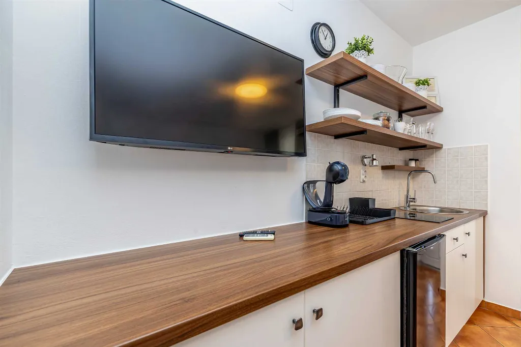 Apartment with Heated Pool in Linardići for 4