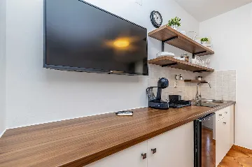 Apartment with Heated Pool in Linardići for 4