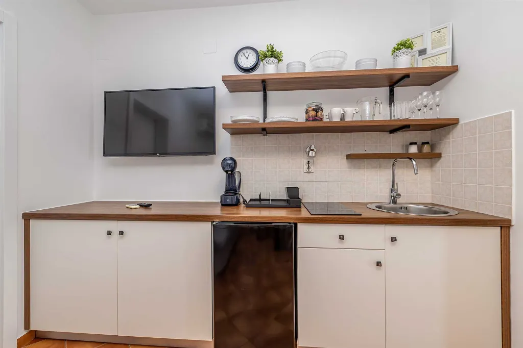 Apartment with Heated Pool in Linardići for 4