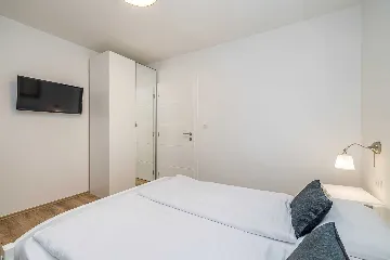 Apartment with Heated Pool in Linardići for 4