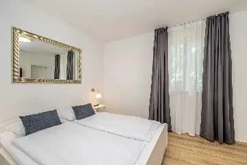 Apartment with Heated Pool in Linardići for 4