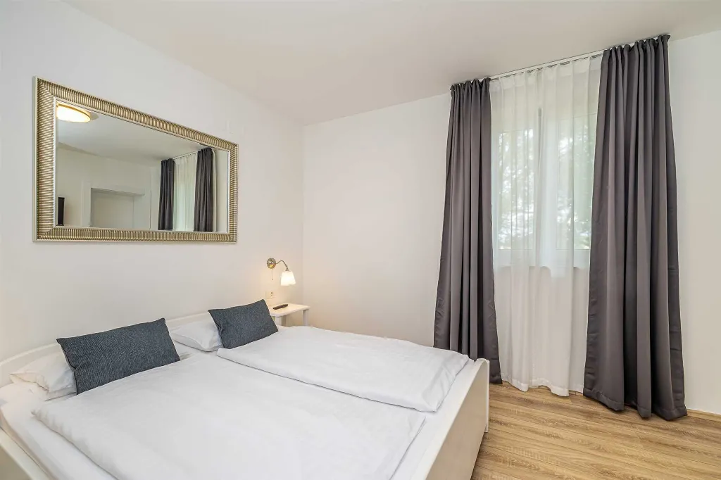 Apartment with Heated Pool in Linardići for 4