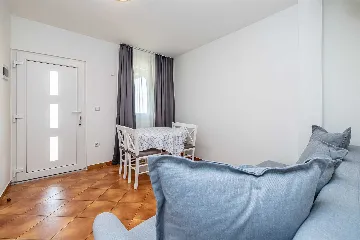 Apartment with Heated Pool in Linardići for 4