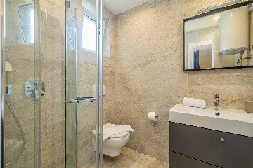 Apartment with Heated Pool in Linardići for 4