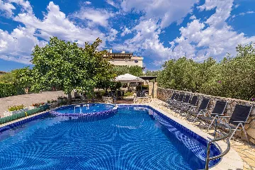 Apartment with Heated Pool in Linardići for 4