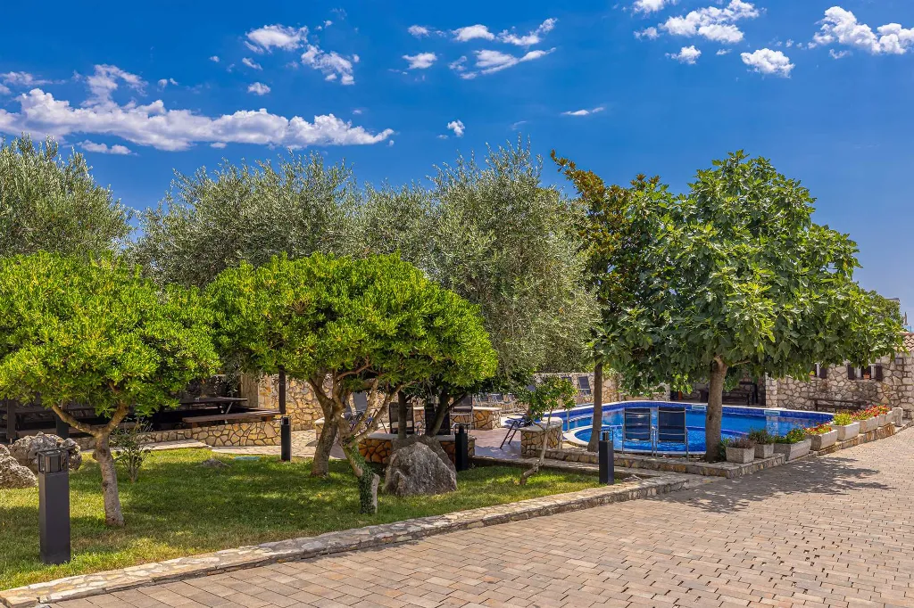 Apartment in Linardići with Heated Pool (Sleeps 4)