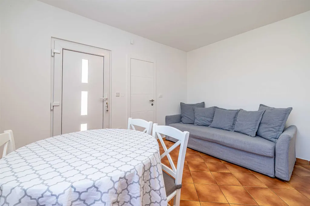 Apartment in Linardići with Heated Pool (Sleeps 4)