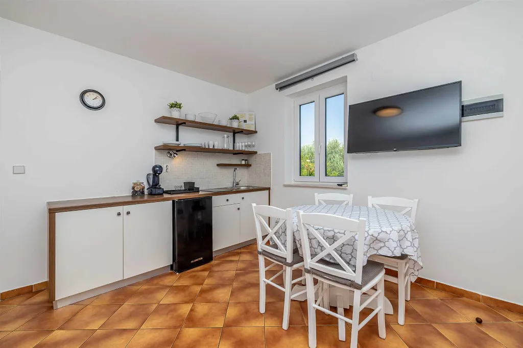 Apartment in Linardići with Heated Pool (Sleeps 4)
