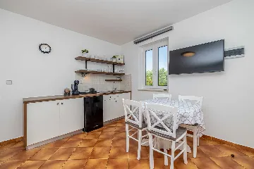 Apartment in Linardići with Heated Pool (Sleeps 4)