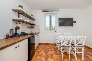 Apartment in Linardići with Heated Pool (Sleeps 4)