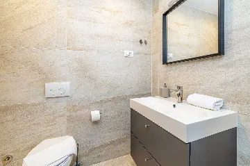 Apartment in Linardići with Heated Pool (Sleeps 4)