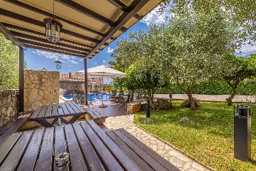 Apartment in Linardići with Heated Pool (Sleeps 4)