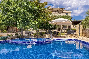 Apartment in Linardići with Heated Pool (Sleeps 4)