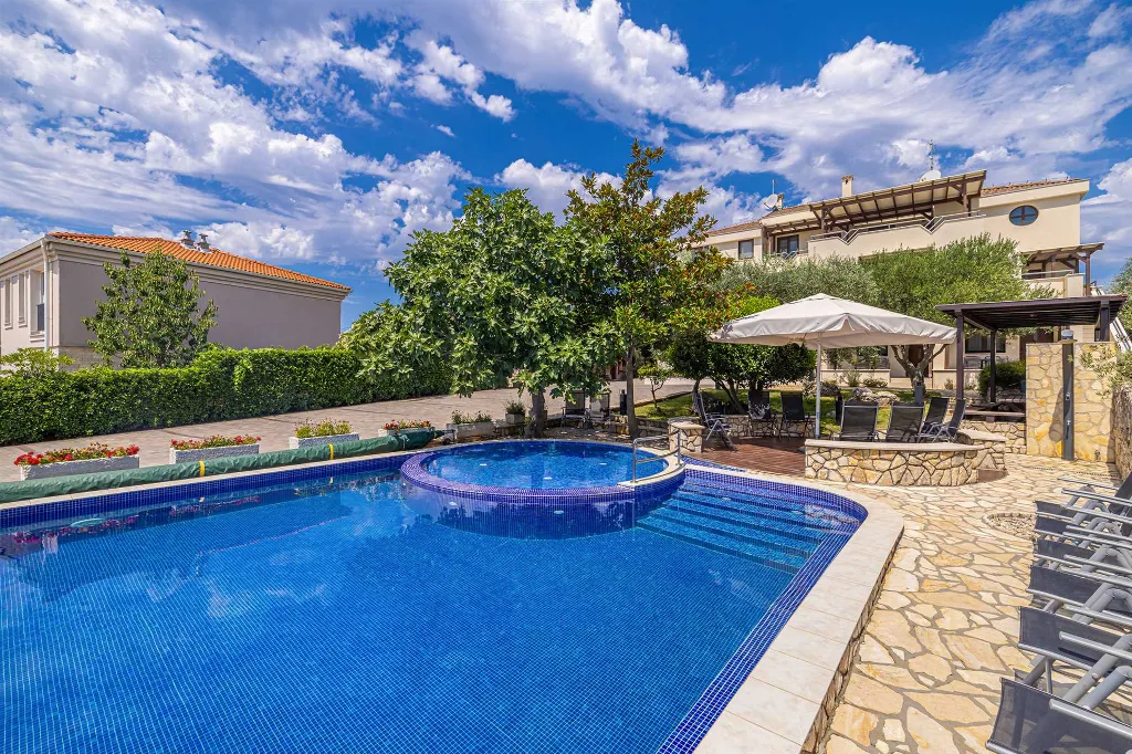Linardići Studio Apartment with Heated Pool