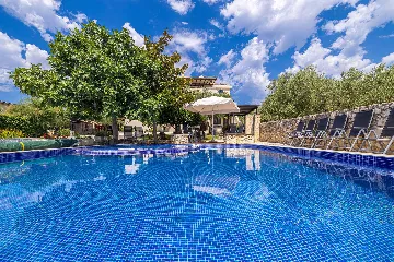 Linardići Studio Apartment with Heated Pool