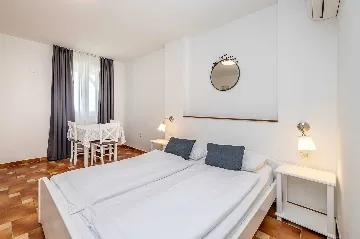 Linardići Studio Apartment with Heated Pool