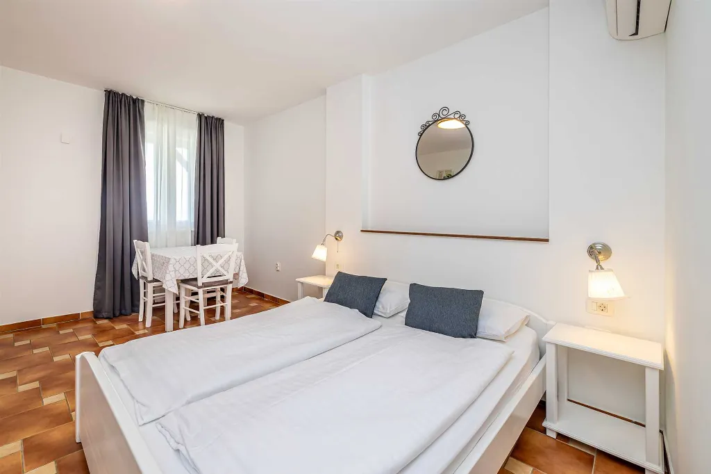 Linardići Studio Apartment with Heated Pool