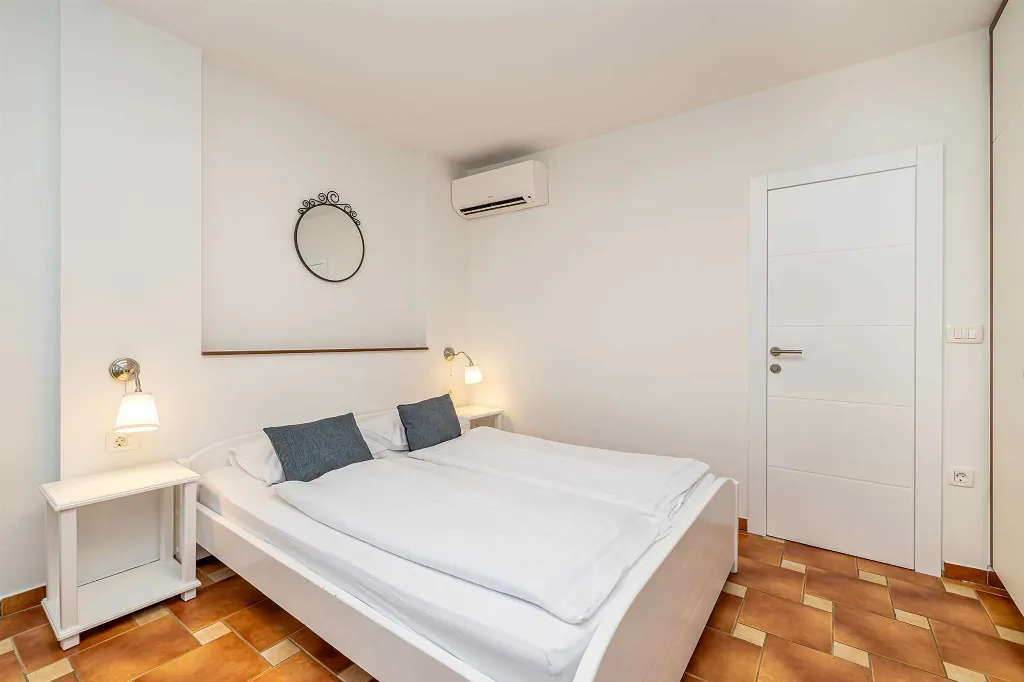 Linardići Studio Apartment with Heated Pool