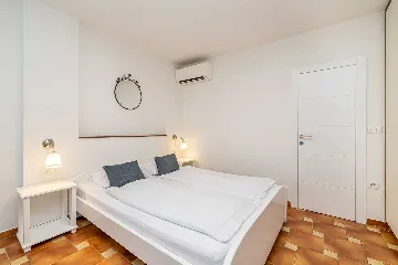 Linardići Studio Apartment with Heated Pool